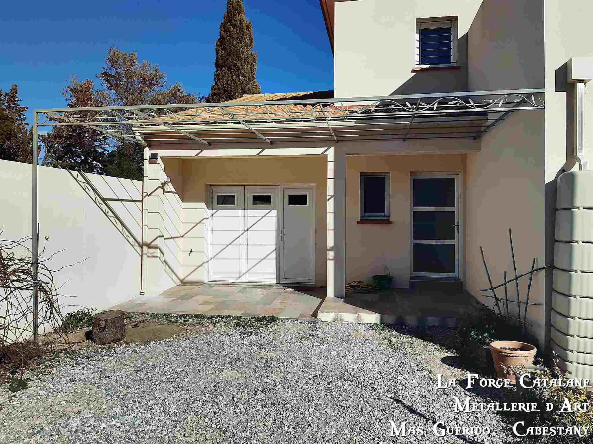 pergola en fer avec frise motif rameau olivier avec olives forge catalane.jpg